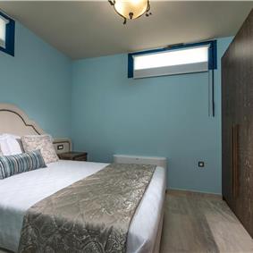 6 bedroom luxury villa with pool near Agia Pelagia, sleeps 12